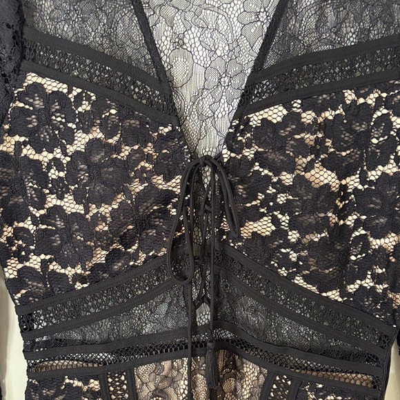 Express Black and Cream Lace Mini Dress Size 8 - Picture 2 of 13